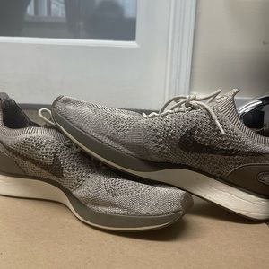 Nike Mariah Flyknit Racer String Dark Mushroom used 10.5